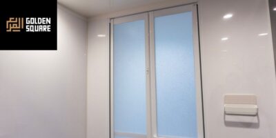 من أهم ما تتميز به شركة جولدن سكوير ويجعلها من أفضل الشركات التي تحصل من خلالها على أبواب UPVC للحمامات هي الخبرة الواسعة التي تتمتع بها، حيث يعمل لديها نخبة من المصممين والفنيين ذوي الخبرة الفائقة، إضافة إلى امتلاكها أحدث التقنيات المتطورة، ولديها سابقة أعمال مميزة في الرياض والدمام تشهد ببراعة وجودة منتجاتها.